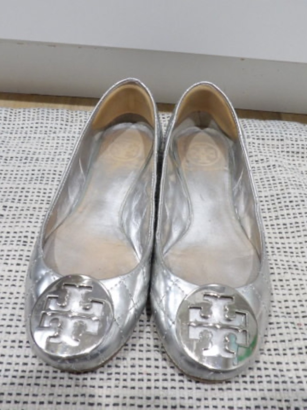 Tory Burch Silver Quilted Flats | Metallic Leather | Logo Medallion | Size 5.5